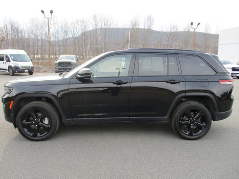 Certified 2023 Jeep Grand Cherokee Limited w/ Black Appearance Package image 8