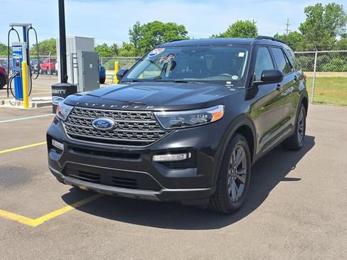 Certified 2024 Ford Explorer XLT w/ Equipment Group 202A AWD/4WD image 1