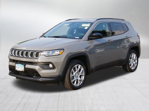 Used 2023 Jeep Compass Latitude AWD/4WD image 3