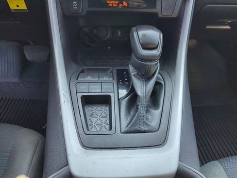 Used 2022 Toyota RAV4 LE FWD image 16