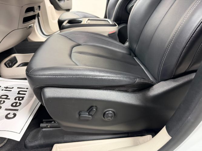 Used 2024 Chrysler Pacifica Limited FWD image 12