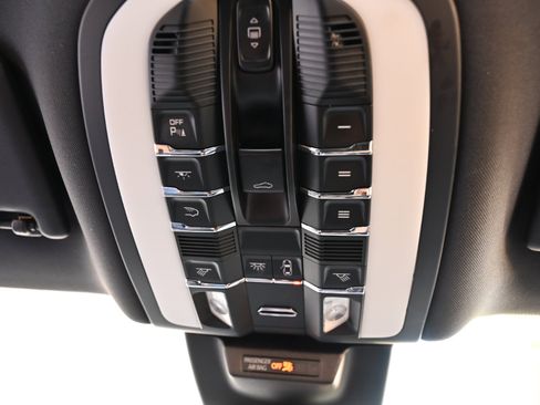 Used 2018 Porsche Macan Sport Edition AWD/4WD image 45