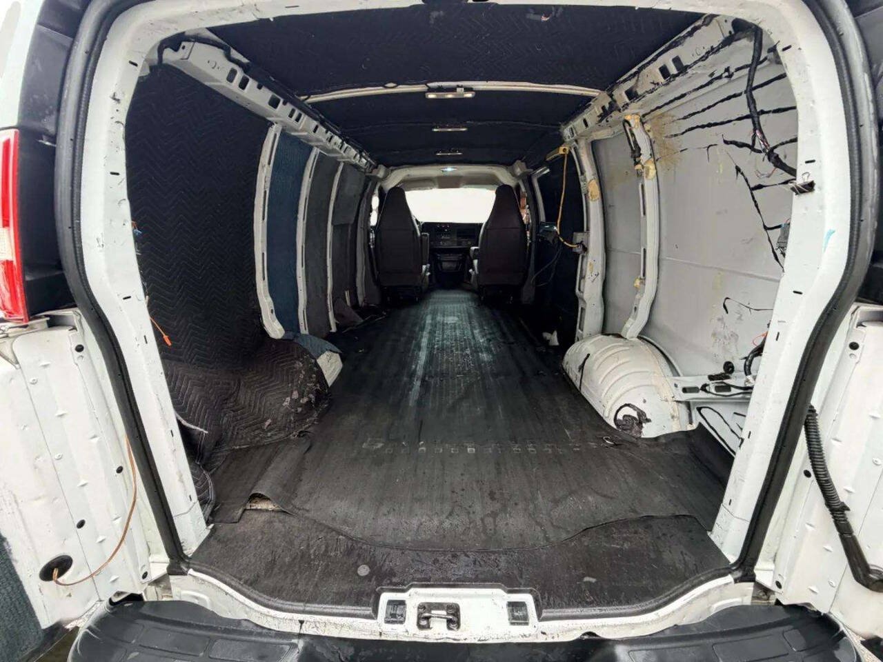 Used 2018 Chevrolet Express 2500 RWD image 6