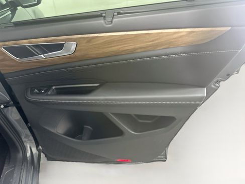 Used 2025 Volkswagen Atlas SE FWD image 32