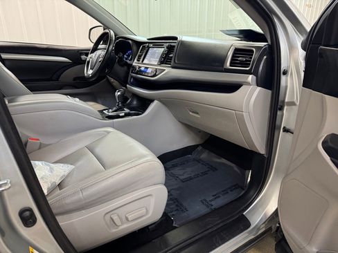 Used 2019 Toyota Highlander XLE FWD image 26