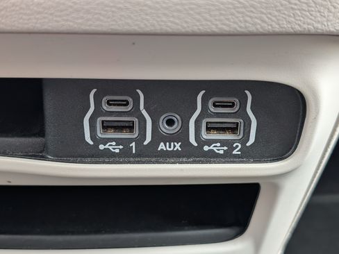 Used 2024 Chrysler Pacifica Touring-L FWD image 19