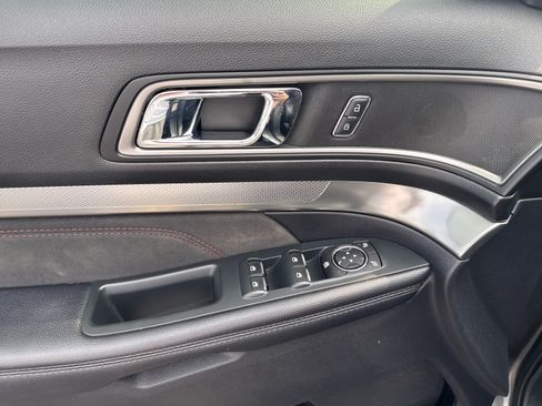Used 2019 Ford Explorer XLT w/ Equipment Group 202A FWD image 11