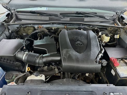Used 2018 Toyota Tacoma TRD Sport AWD/4WD image 10