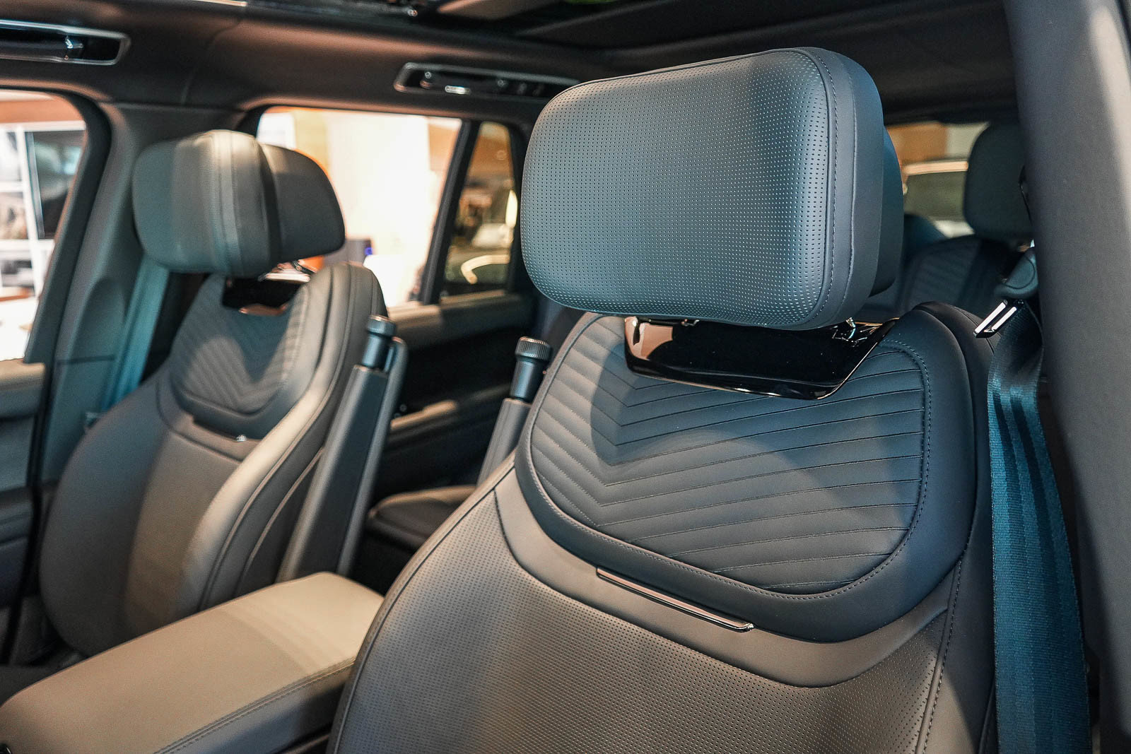 New 2026 Land Rover Range Rover SV AWD/4WD image 23
