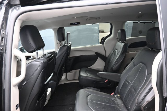 Used 2017 Chrysler Pacifica Touring-L Plus FWD image 30