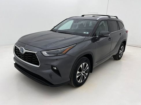 Used 2023 Toyota Highlander XLE image 4