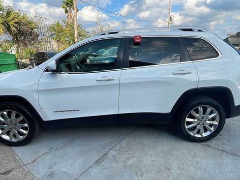 Used 2017 Jeep Cherokee Limited image 3