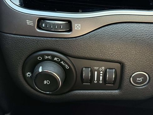 Used 2019 Jeep Cherokee Limited AWD/4WD image 28