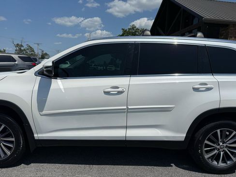 Used 2019 Toyota Highlander XLE AWD/4WD image 39