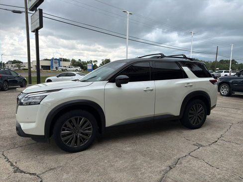 Used 2024 Nissan Pathfinder SL w/ SL Premium Package FWD image 9