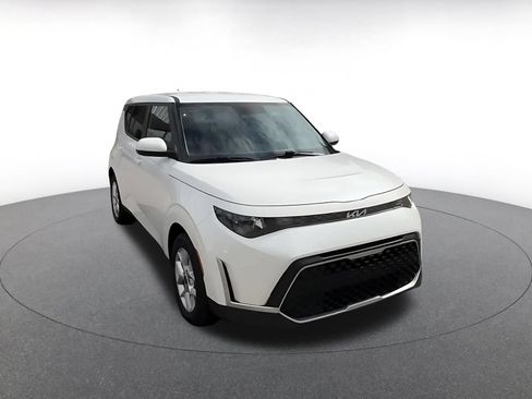 Used 2025 Kia Soul LX w/ LX Technology Package FWD image 3