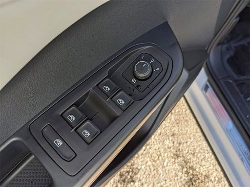 Certified 2025 Volkswagen Taos SE image 18