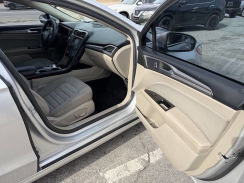 Used 2017 Ford Fusion SE image 18