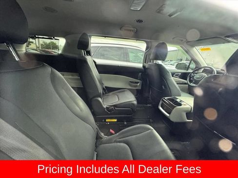 Used 2022 Kia Carnival EX FWD image 4