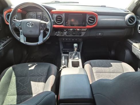 Used 2017 Toyota Tacoma TRD Sport w/ Premium & Technology Package AWD/4WD image 10