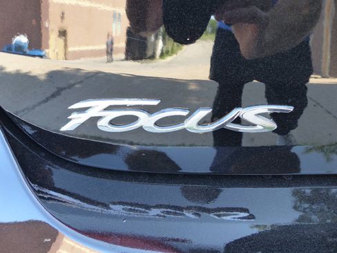Used 2016 Ford Focus SE w/ Equipment Group 201A FWD image 9