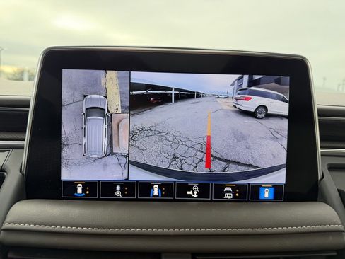 Used 2021 GMC Yukon XL SLT w/ SLT Premium Package image 12