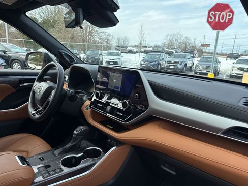 Used 2025 Toyota Highlander Platinum image 17