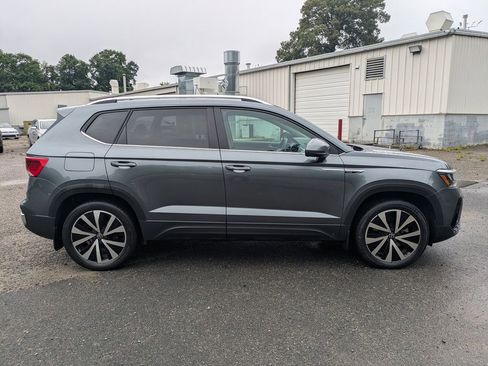 Used 2023 Volkswagen Taos SE w/ Panoramic Sunroof Package AWD/4WD image 3