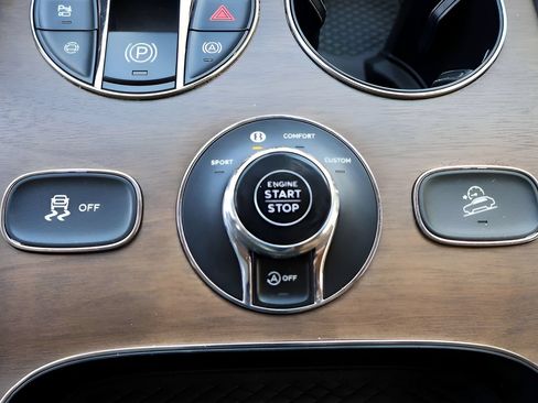 Certified 2024 Bentley Bentayga Extended Wheelbase AWD/4WD image 31
