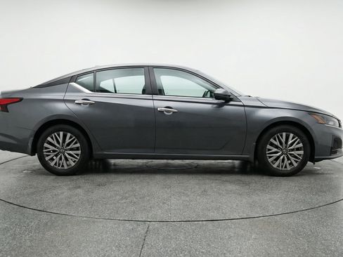 Used 2025 Nissan Altima 2.5 SV FWD image 11