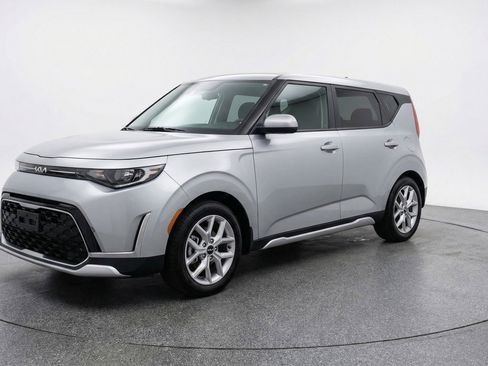Used 2025 Kia Soul FWD image 3