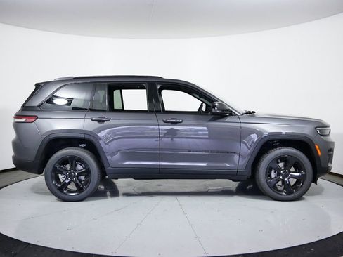 Used 2024 Jeep Grand Cherokee Altitude image 9