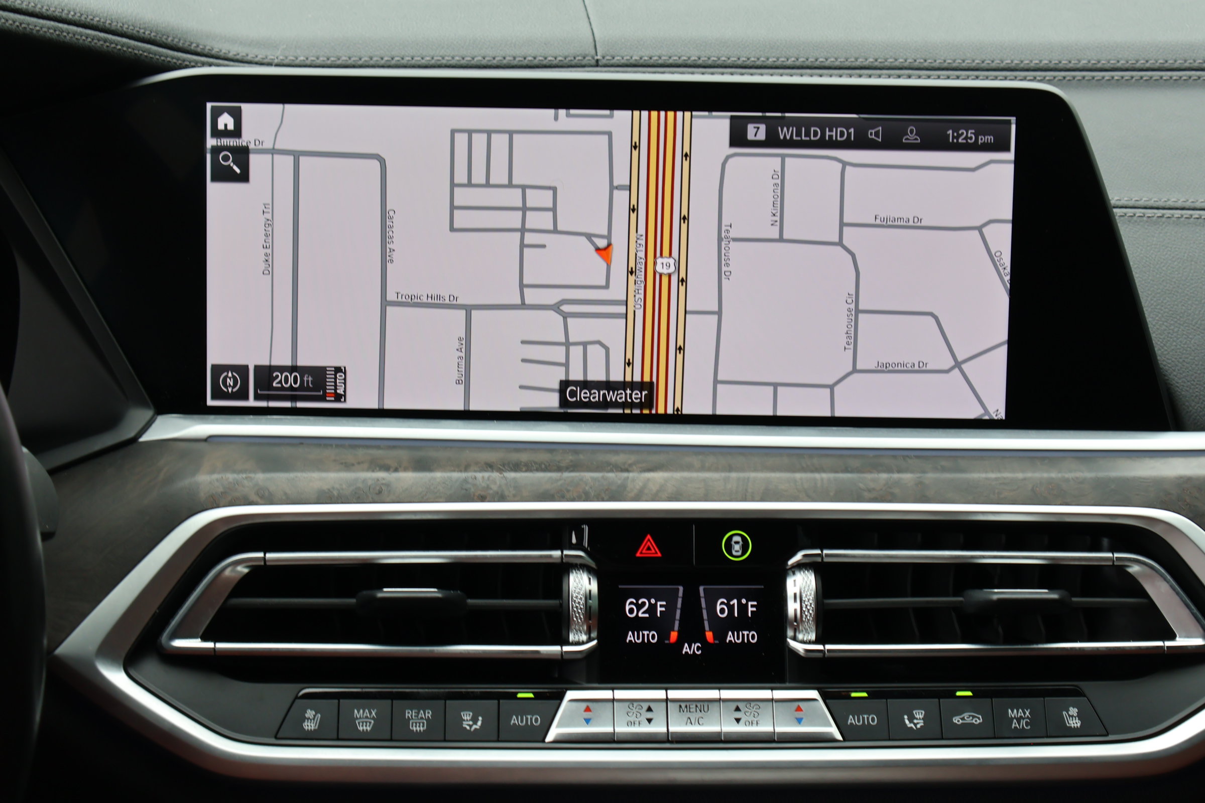 Used 2022 BMW X7 xDrive40i w/ M Sport Package AWD/4WD image 3