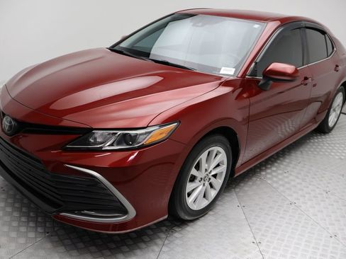 Used 2022 Toyota Camry LE image 2