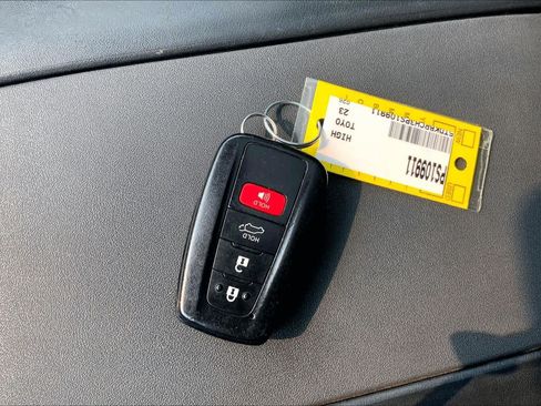 Used 2023 Toyota Highlander XLE AWD/4WD image 15