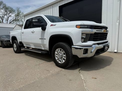 Used 2024 Chevrolet Silverado 2500 LT AWD/4WD image 2