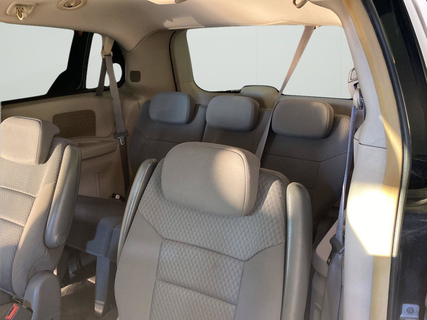 Used 2010 Chrysler Town & Country Touring FWD image 19