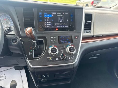 Used 2017 Toyota Sienna Limited AWD/4WD image 3