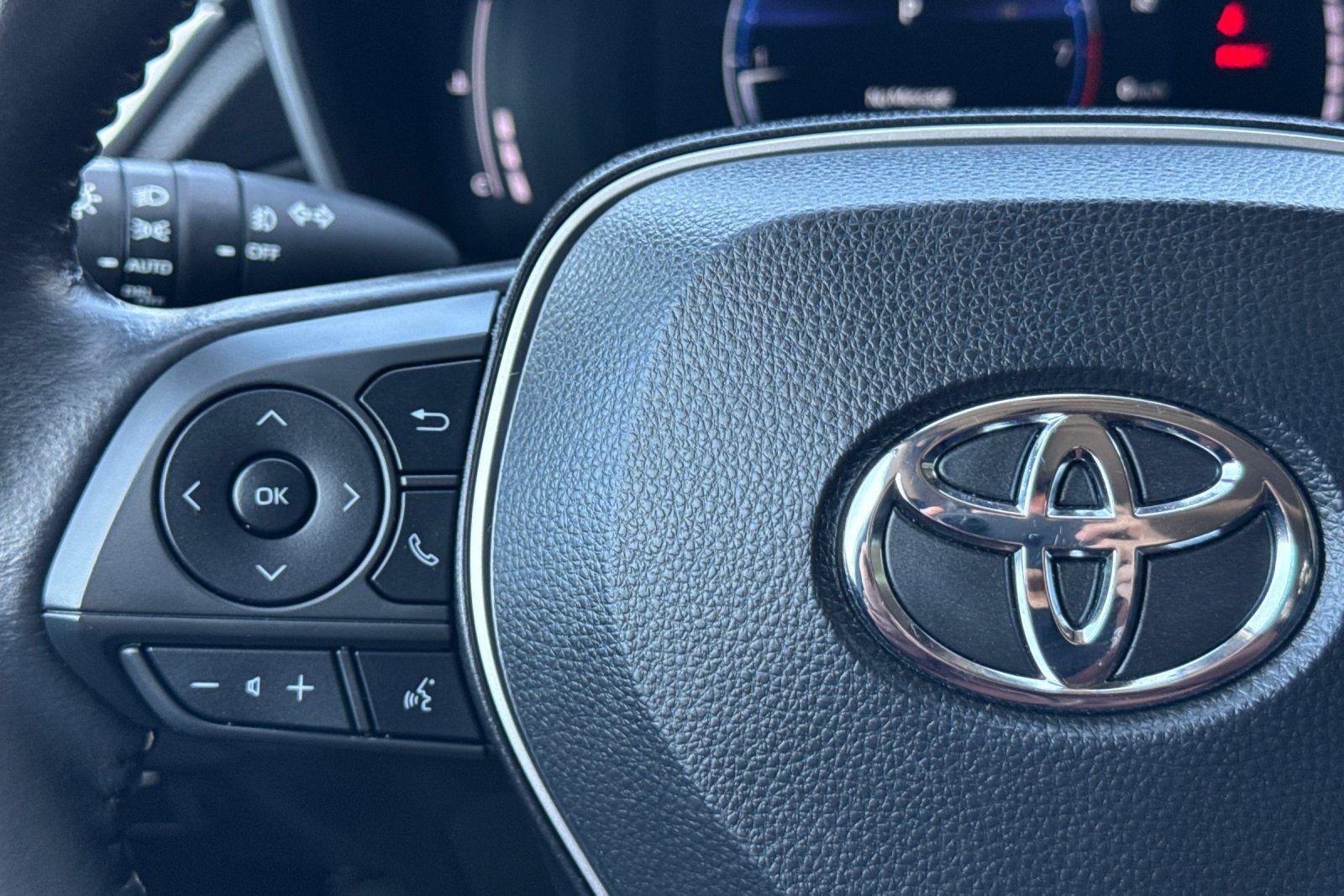 Used 2023 Toyota Corolla Cross XLE w/ Convenience Package FWD image 26