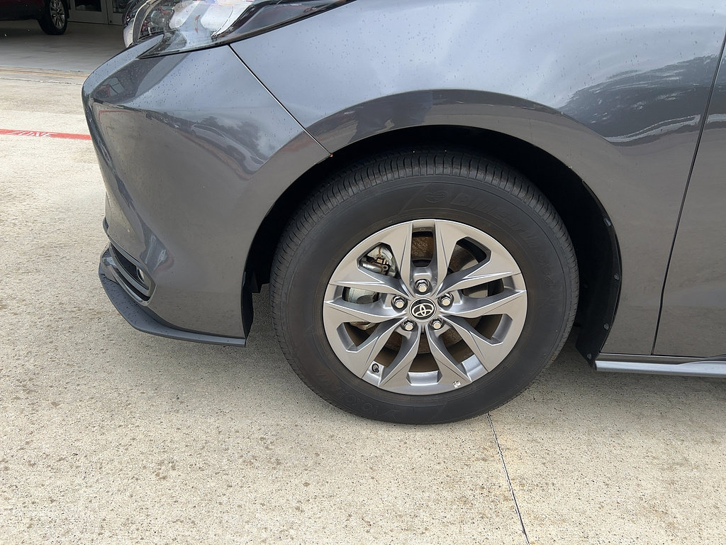Used 2025 Toyota Sienna XLE FWD image 8