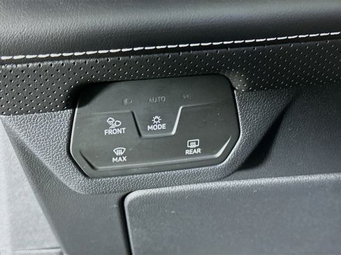 Used 2024 Volkswagen Atlas SE image 17