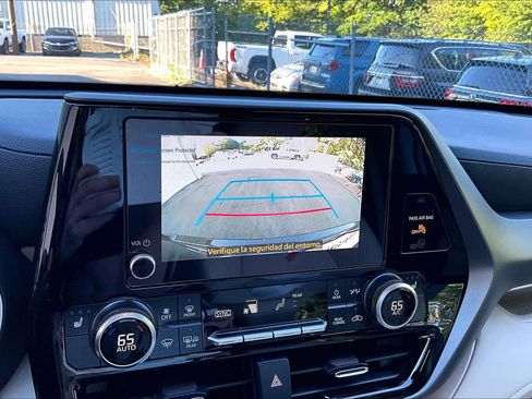 Certified 2025 Toyota Highlander XLE FWD image 27