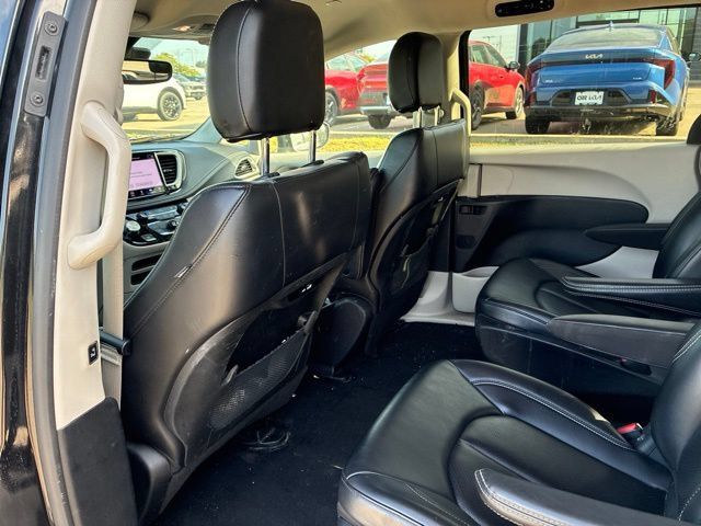 Used 2023 Chrysler Pacifica Touring-L FWD image 9