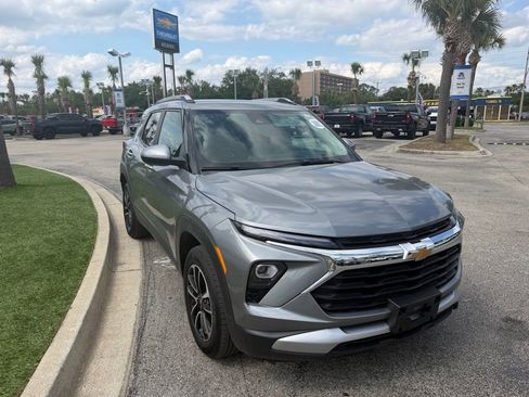 Used 2025 Chevrolet TrailBlazer LT AWD/4WD image 2