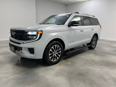 Used 2025 Ford Expedition Platinum image 3