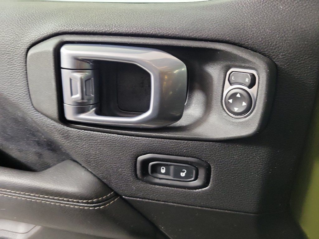Used 2023 Jeep Wrangler Unlimited Sahara AWD/4WD image 16