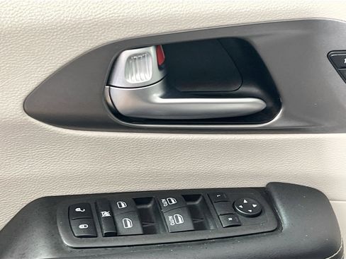 Used 2023 Chrysler Pacifica Touring-L image 16