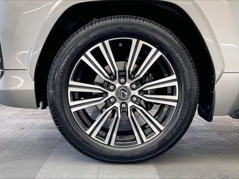 Used 2022 Lexus LX 600 4WD w/ Luxury Package image 8