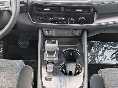Used 2021 Nissan Rogue SV FWD image 39