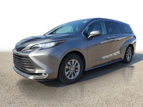 Used 2022 Toyota Sienna XLE image 2